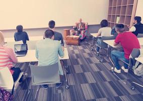 insegnante con un' gruppo di studenti nel aula foto