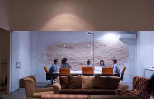 team aziendale in occasione di una riunione in un moderno edificio per uffici foto