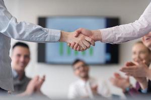 attività commerciale womans stretta di mano foto