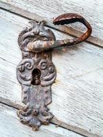 maniglia vintage sulla porta antica, sfondo foto