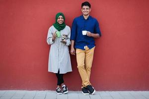 multietnico gruppo di casuale attività commerciale persone durante caffè rompere foto