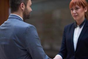 attività commerciale uomo e donna mano shake foto