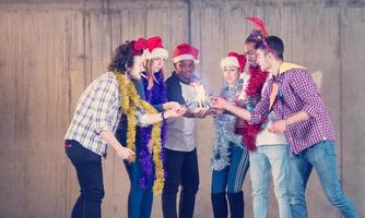 multietnico gruppo di casuale attività commerciale persone illuminazione un' sparkler foto