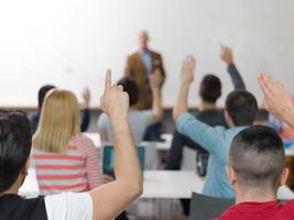 studenti gruppo aumentare mani su su classe foto