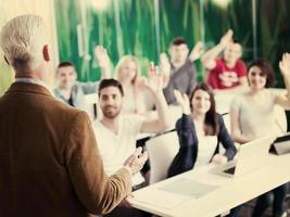 vicino su di insegnante mano mentre insegnamento nel aula foto