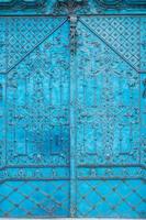 Close up di blu dipinto di porte in acciaio barocco riccamente decorato