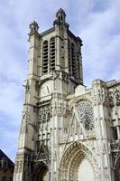 facciata gotica della cattedrale di saint-pierre-et-saint-paul foto