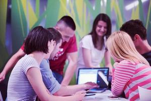 studenti gruppo studia foto