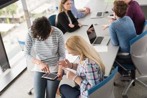 bella donne d'affari utilizzando tavoletta nel ufficio edificio durante conferenza foto