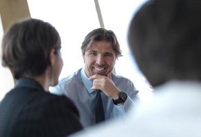 attività commerciale persone gruppo su incontro a luminosa moderno ufficio foto