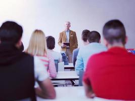 insegnante con un' gruppo di studenti nel aula foto