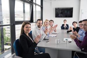 gruppo di giovane persone incontro nel avviare ufficio foto