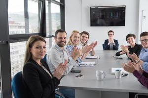 gruppo di giovane persone incontro nel avviare ufficio foto