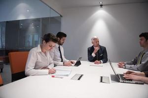 attività commerciale persone gruppo di brainstorming su incontro foto