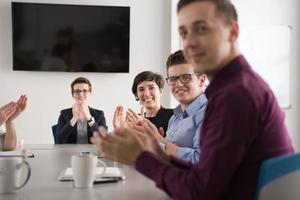 gruppo di giovane persone incontro nel avviare ufficio foto