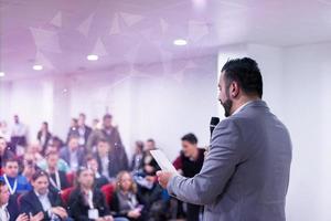 riuscito uomo d'affari dando presentazioni a conferenza camera foto