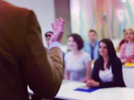 vicino su di insegnante mano mentre insegnamento nel aula foto