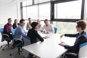 gruppo di giovane persone incontro nel avviare ufficio foto