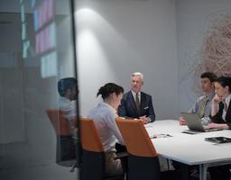 attività commerciale persone gruppo di brainstorming su incontro foto