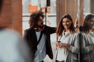 Due grave uomini d'affari potabile caffè per prendere lontano. uomo e di mezza età donna nel ufficiale camicia in piedi fuori. caffè rompere concetto foto