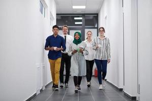 multietnico avviare attività commerciale squadra a piedi attraverso il corridoio foto