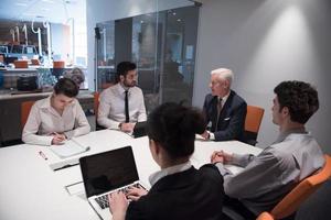 attività commerciale persone gruppo di brainstorming su incontro foto