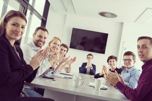 gruppo di giovane persone incontro nel avviare ufficio foto