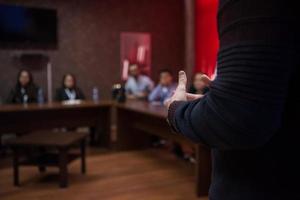 riuscito uomo d'affari dando presentazioni a conferenza camera foto