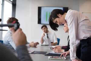 giovane donna utilizzando tavoletta su attività commerciale incontro foto