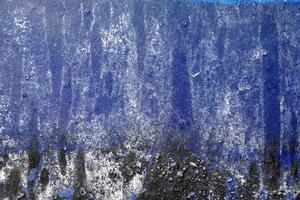 superficie ruvida, graffiata, pelata con pai blu, bianco e nero