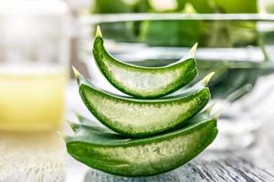 primo piano di un pezzo di pianta di aloe con gel all'interno. medicina alternativa. raccolta del succo di aloe, per la cura delle malattie della pelle. foto