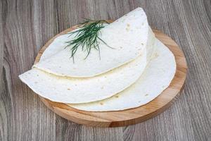 tortillas su di legno tavola e di legno sfondo foto