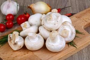 champignons su di legno tavola e di legno sfondo foto