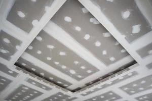 installazione di cartongesso a soffitto in cantiere foto