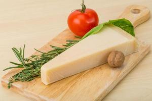 parmigiano formaggio su di legno tavola e di legno sfondo foto