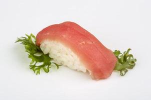 sushi di tonno su sfondo bianco foto