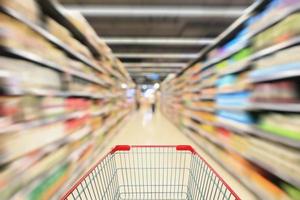 rosso shopping carrello Visualizza con supermercato corridoio scaffali interno astratto sfocatura sfocato sfondo foto