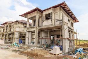 costruzione Residenziale nuovo Casa nel progresso a edificio luogo con nuvole e blu cielo foto