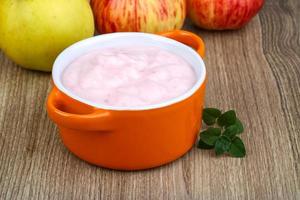 fragola Yogurt nel un' ciotola su di legno sfondo foto