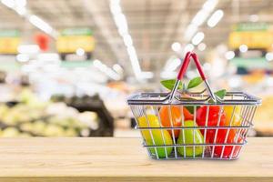 carrello con frutta sul tavolo di legno sopra il supermercato del negozio di alimentari sfoca lo sfondo foto