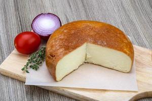 suluguni formaggio su di legno tavola e di legno sfondo foto