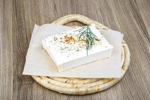 feta formaggio su di legno tavola e di legno sfondo foto