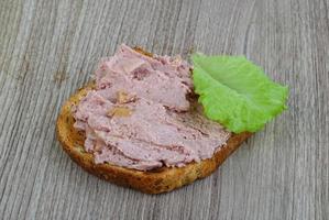 paté Sandwich su di legno sfondo foto