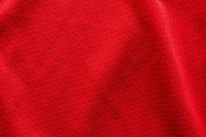 maglia da calcio in tessuto rosso per abbigliamento sportivo con sfondo a trama in rete d'aria foto