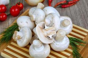 champignons su di legno tavola e di legno sfondo foto