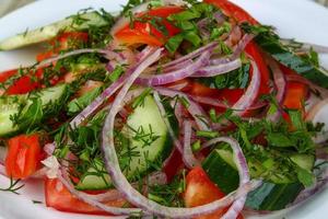 insalata di verdure sul piatto vista ravvicinata foto