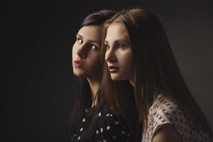 ragazze ritratto in studio su sfondo scuro foto