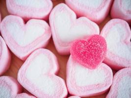 marshmallow a forma di cuore rosa per lo sfondo di San Valentino foto