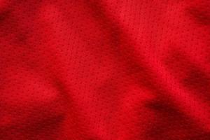 maglia da calcio in tessuto rosso per abbigliamento sportivo con sfondo a trama in rete d'aria foto