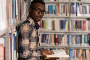 ritratto di uno studente in una biblioteca foto